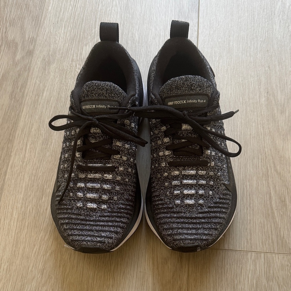 Nike Women's Black and Gray Running Shoes